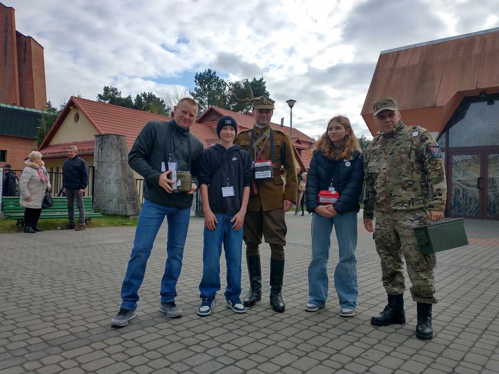 Członkowie Koła ZOR RP w Stalowej Woli kwestowali na rzecz ratowania zabytkowych nagrobków i Cmentarza Wojennego w Stalowej Woli - Rozwadowie