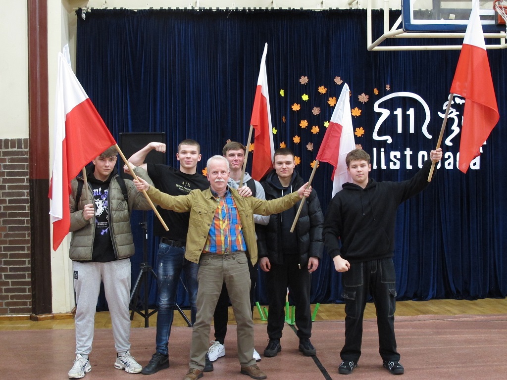Obchody Święta Niepodległości w Zespole Szkół Ponadpodstawowych w Białogardzie (Woj. Zachodniopomorskie) Obchody Święta Niepodległości w Zespole Szkół Ponadpodstawowych w Białogardzie (Woj. Zachodniopomorskie)