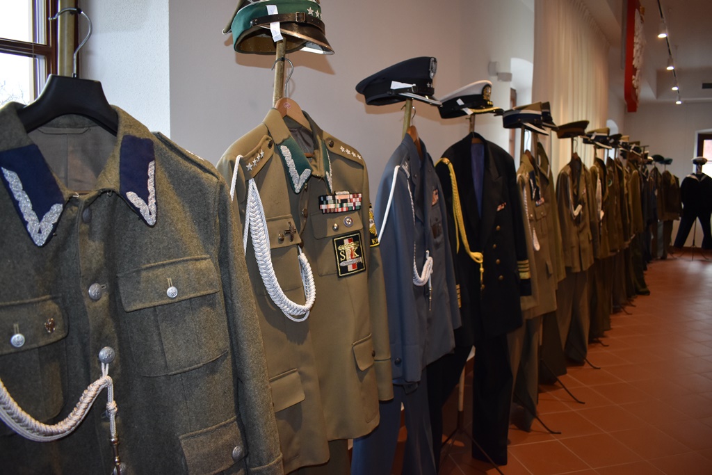 Wystawa polskich mundurów wojskowych w Końskowoli (Woj. Lubelskie) przygotowana przez członka ZOR RP
