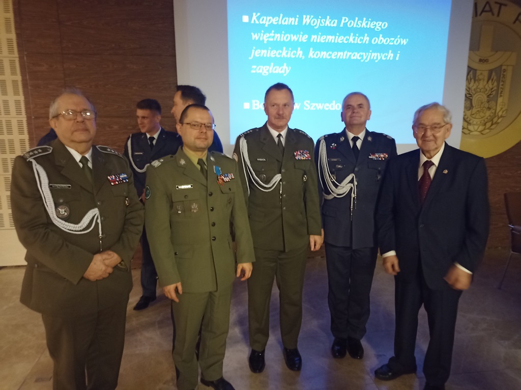 Sympozjum historyczno-naukowe „Kapelani Niepodległości”. Biskup Polowy WP i dyrektor Centralnej Biblioteki Wojskowej odznaczeni Krzyżem ZOR RP „Serve Patriae” („Służyć Ojczyźnie”)