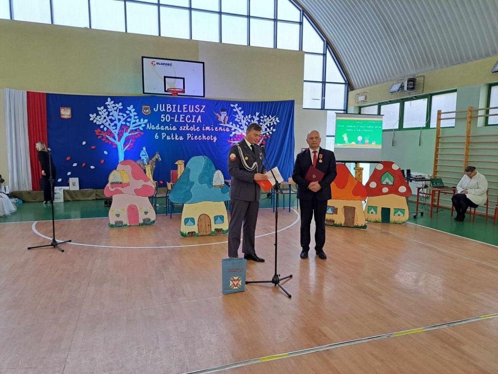 Przedstawiciele ZOR RP na jubileuszu 50-lecia nadania imienia Szkole Podstawowej w Starym Broniszewie (Powiat Częstochowski)