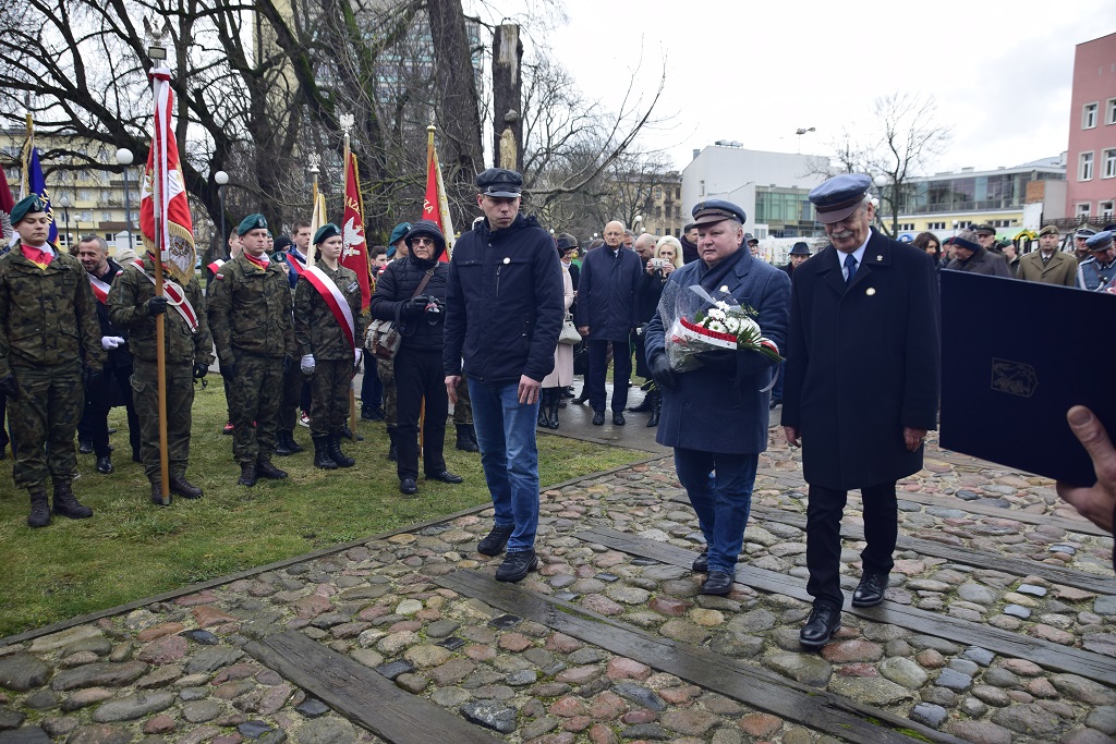 Członkowie Koła nr 1 ZOR RP w Lublinie upamiętnili  84. rocznicę rozpoczęcia wywózek na Sybir Polaków z Kresów II Rzeczypospolitej