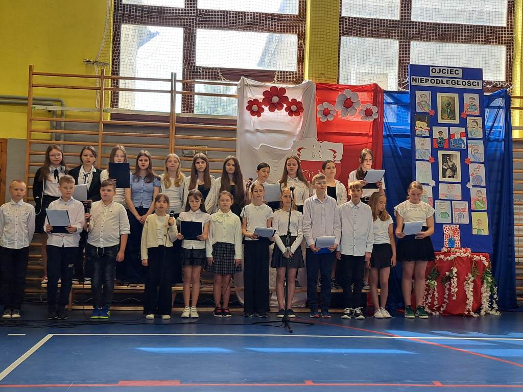 Nagrody dla uczniów ze Szkoły Podstawowej w Konarach i w Zawadzie  k. Częstochowy – laureatów ogólnopolskiego konkursu o Marszałku  J. Piłsudskim