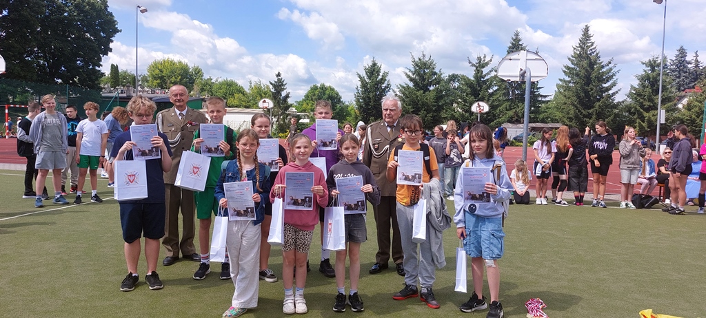 Nagrody ZOR RP dla uczniów SP nr 1 w Nowym Dworze Mazowieckim – laureatów konkursu o Marszałku Piłsudskim