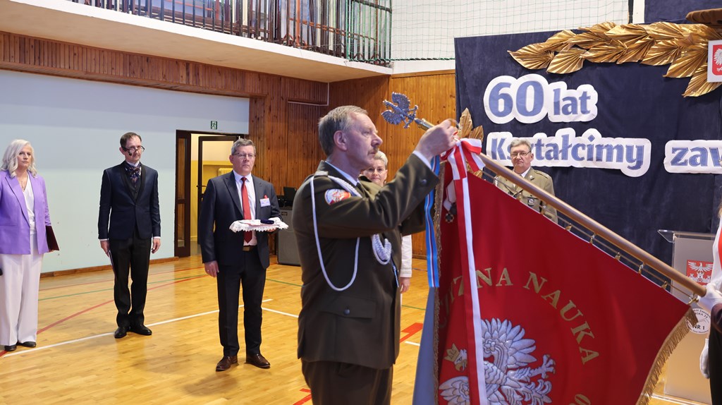 Jubileusz 60 – lecia Zespołu Szkół Zawodowych Nr w Nowym Dworze Mazowieckim. Prezes ZG Związku Oficerów Rezerwy RP udekorował sztandar szkoły Złotym Medalem Za Zasługi Dla Związku