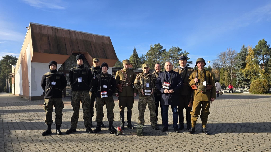 Kwesta na rzecz ratowania zabytkowych nagrobków w Stalowej Woli z udziałem członków ZOR RP