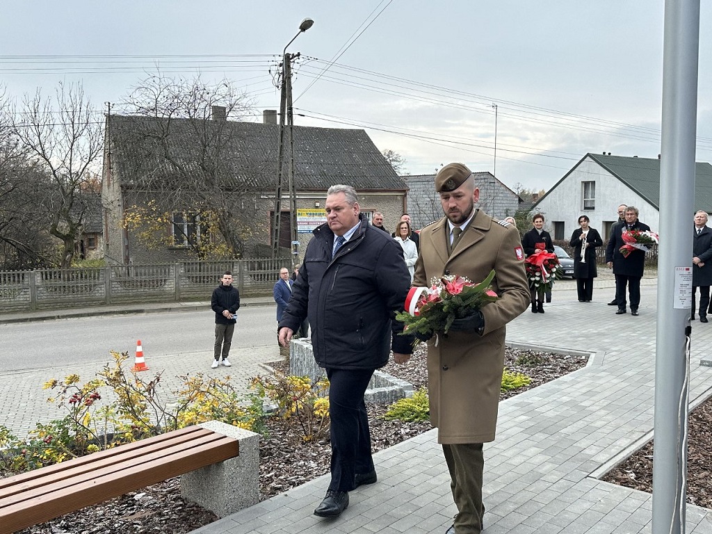 Przedstawiciele ZOR RP na uroczystości odsłonięcia tablicy pamiątkowej ku czci żołnierzy wojny polsko-bolszewickiej 1919-1920 w Gminie Pątnów k. Wielunia