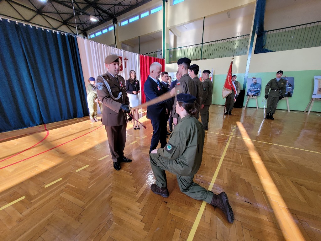 Prezes Okręgu Lubelskiego ZOR RP na obchodach Narodowego Święta Niepodległości i pasowaniu uczniów klas pierwszych na kadetów Oddziału Przygotowania Wojskowego w Siennicy Różanej (Woj. lubelskie)