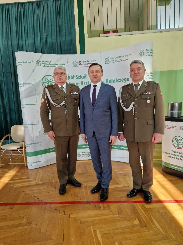 Członkowie Okręgu Lubelskiego ZOR RP uczestniczyli w akademii  z okazji zmiany dyrektora Zespołu Szkół CKR w Siennicy Różanej (Woj. Lubelskie)