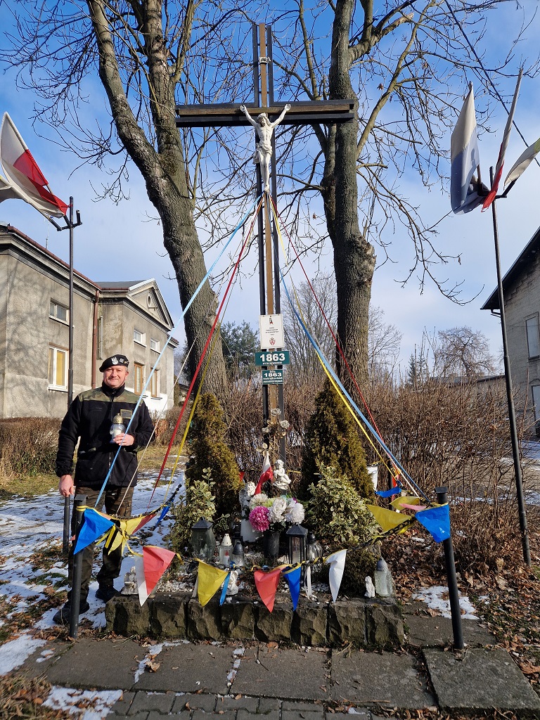 Zapalenie zniczy na powstańczych mogiłach w 163. rocznicę Powstania Styczniowego w Zawierciu