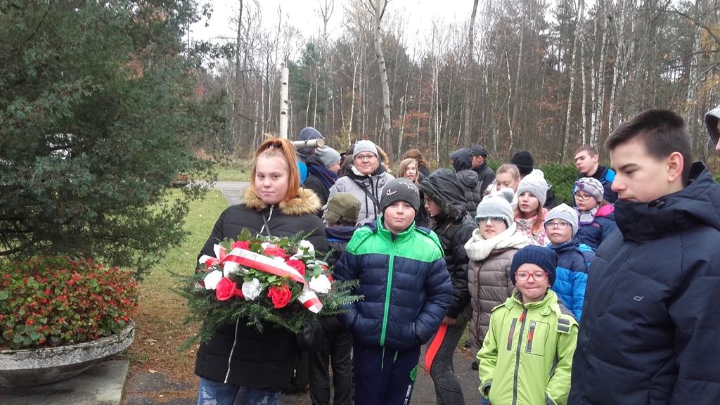 Lekcja historii dla młodzieży w Palmirach