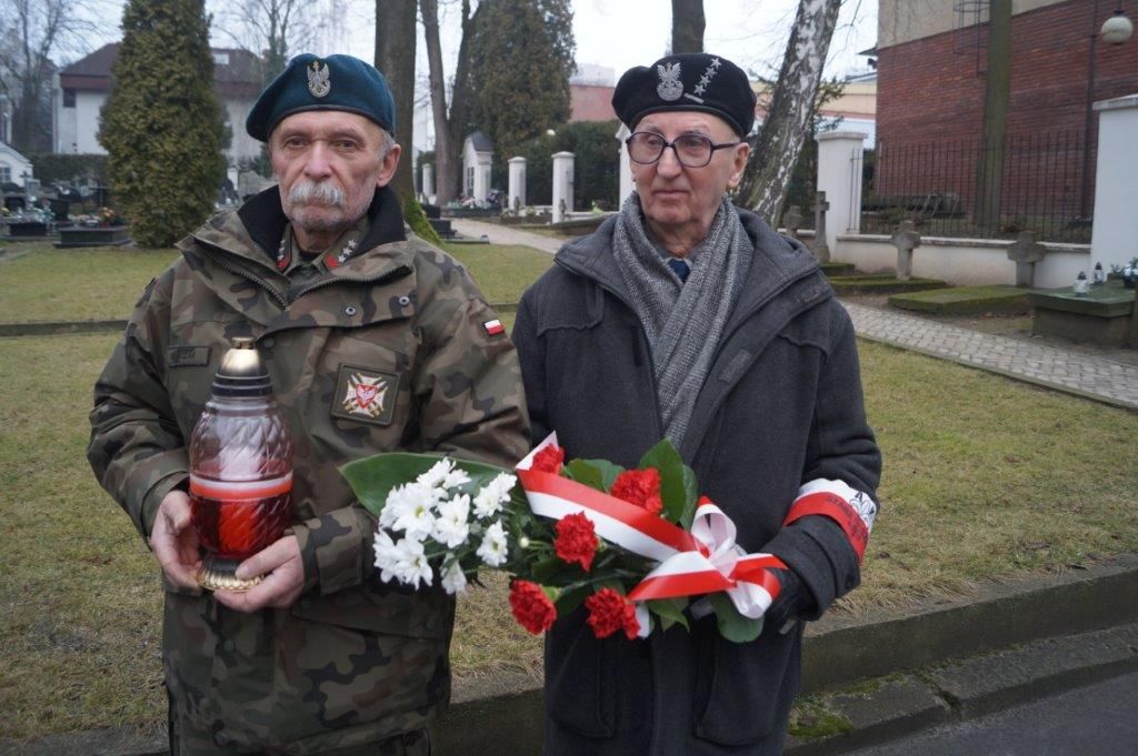 Urny z ziemią z pól bitewnych złożone pod Pomnikiem Nieznanego Żołnierza  w Lublinie 