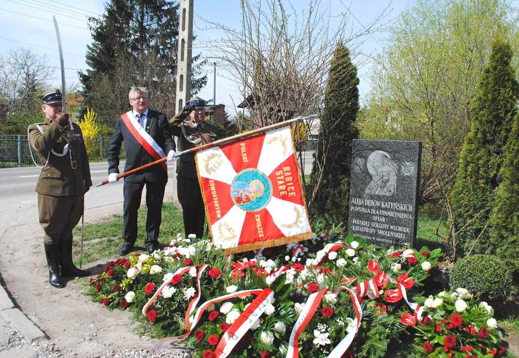 W Starych Babicach upamiętniono ofiary zbrodni Katyńskiej i tragedii smoleńskiej